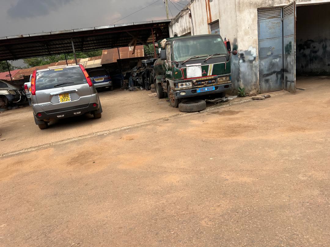 Vehicle driving through the Lawrebac garage yard