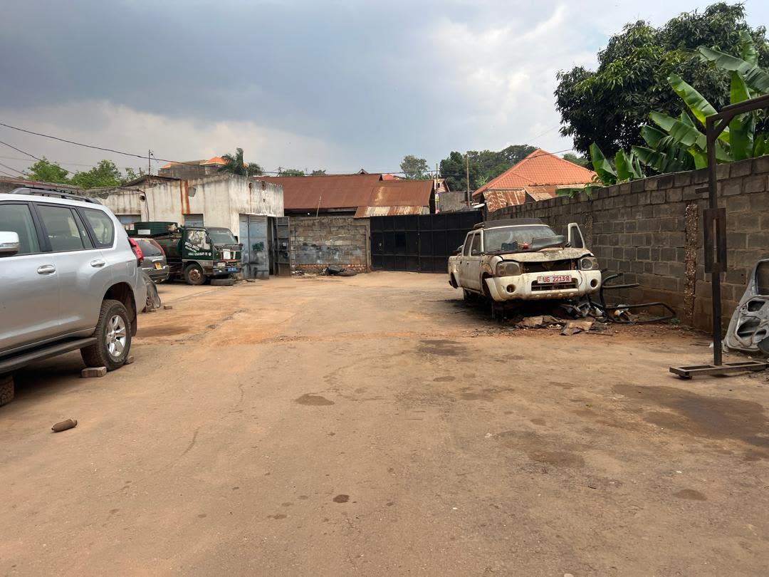 Vehicles lined up at Lawrebac Auto Garage